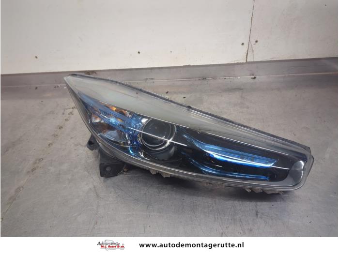 Używane Reflektor prawy Renault Zoé (AG) 46kW Cena € 300,00 Procedura marży oferowane przez Autodemontage M.J. Rutte B.V.