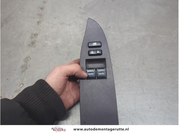 Używane Przelacznik combi okienny Toyota iQ 1.0 12V VVT-i Cena na żądanie oferowane przez Autodemontage M.J. Rutte B.V.