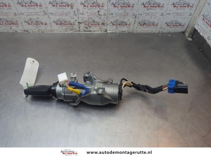 Używane Stacyjka + Kluczyk Kia Cee'd (EDB5) 1.4 CVVT 16V Cena na żądanie oferowane przez Autodemontage M.J. Rutte B.V.