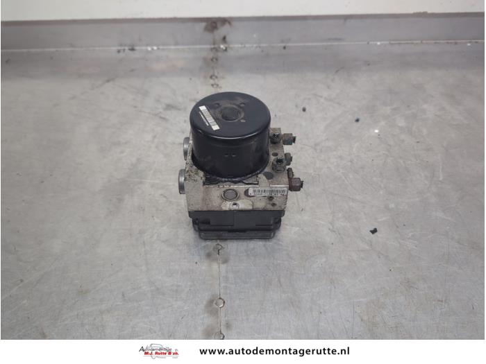 Begagnade ABS-pump Opel Astra J (PC6/PD6/PE6/PF6) 1.6 16V Ecotec Pris € 400,00 Marginaltabell erbjuds av Autodemontage M.J. Rutte B.V.
