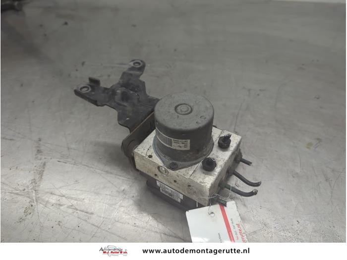 Begagnade ABS-pump Hyundai i30 (GDHB5) 1.6 GDI Blue 16V Pris på förfrågan erbjuds av Autodemontage M.J. Rutte B.V.
