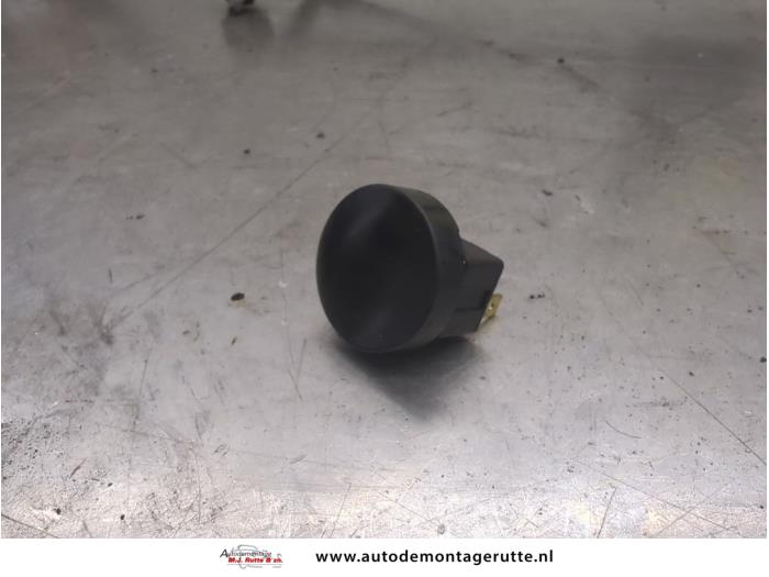 Usados Interruptor de ventanilla eléctrica Smart Fortwo Coupé (450.3) 0.7 Precio de solicitud ofrecido por Autodemontage M.J. Rutte B.V.