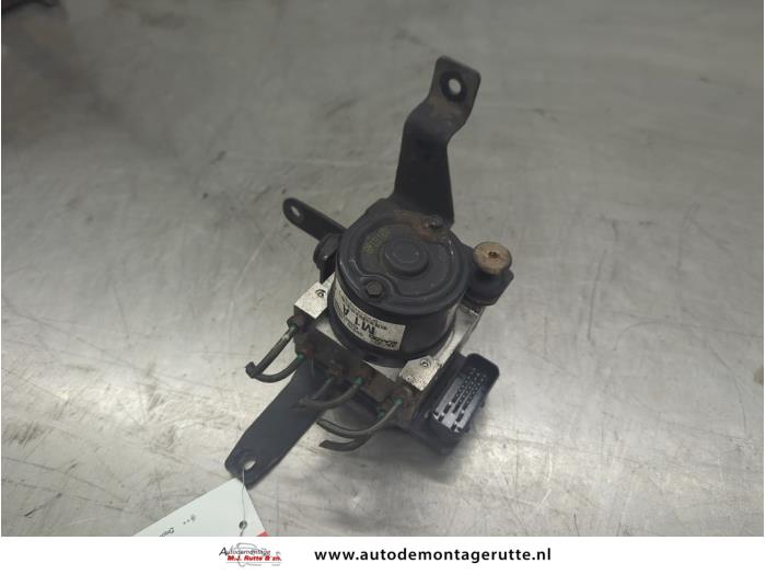 Używane Pompa ABS Kia Sportage (JE) 2.0 CVVT 16V 4x2 Cena na żądanie oferowane przez Autodemontage M.J. Rutte B.V.
