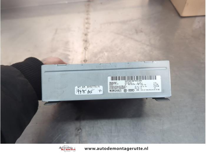 Używane Modul radiowy Audi A4 Avant (B8) 1.8 TFSI 16V Cena € 75,00 Procedura marży oferowane przez Autodemontage M.J. Rutte B.V.