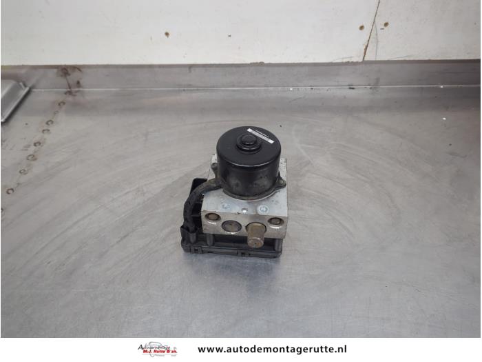 Usagé Bloc ABS Jeep Cherokee/Liberty (KJ) 3.7 V6 24V Prix € 125,00 Règlement à la marge proposé par Autodemontage M.J. Rutte B.V.