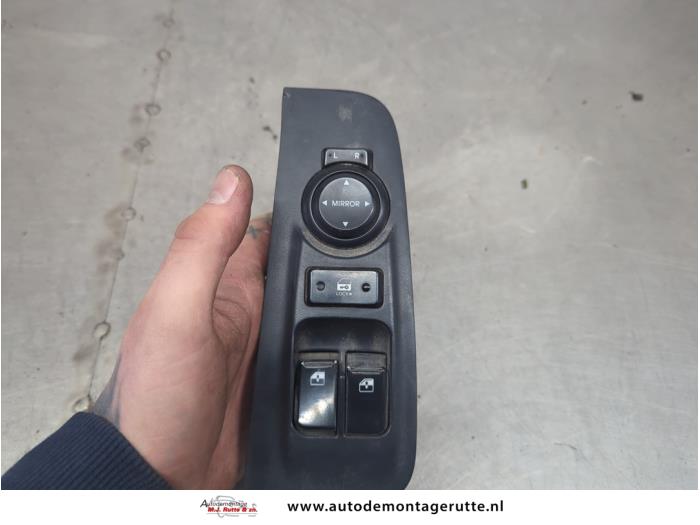 Usados Interruptor combinado de ventanillas Hyundai H-300 2.5 CRDi Precio de solicitud ofrecido por Autodemontage M.J. Rutte B.V.