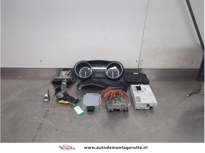 Used Ignition lock + computer Alfa Romeo Giulietta (940) 2.0 JTDm 16V 140 Price € 175,00 Margin scheme offered by Autodemontage M.J. Rutte B.V.