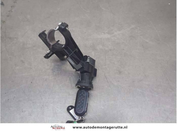 Używane Stacyjka + Kluczyk Fiat Doblo Cargo (263) 1.3 D Multijet Cena na żądanie oferowane przez Autodemontage M.J. Rutte B.V.