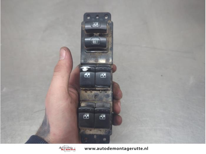 Usados Interruptor combinado de ventanillas Ssang Yong Actyon 2.3 16V Precio de solicitud ofrecido por Autodemontage M.J. Rutte B.V.