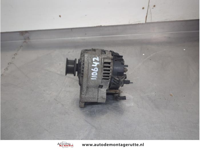 Begagnade Dynamo Volkswagen Golf III Cabrio (1E) 1.8 Pris på förfrågan erbjuds av Autodemontage M.J. Rutte B.V.