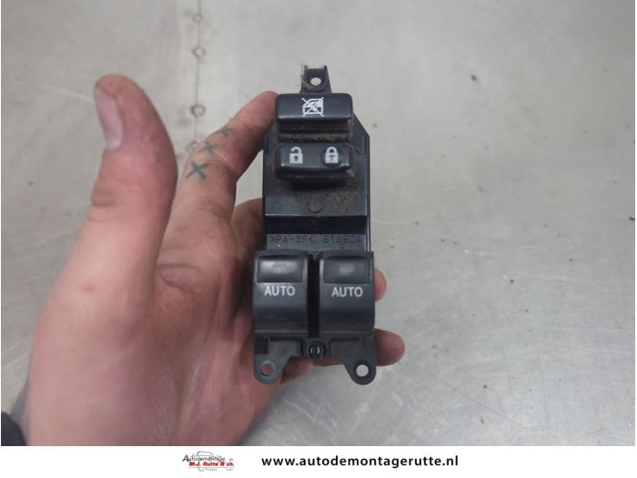 Usados Interruptor combinado de ventanillas Toyota iQ 1.3 Stop & Start Dual VVT-i 16V Precio de solicitud ofrecido por Autodemontage M.J. Rutte B.V.