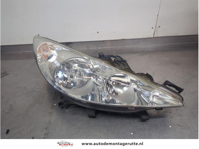 Begagnade Strålkastare, höger Peugeot 207 CC (WB) 1.6 16V Pris på förfrågan erbjuds av Autodemontage M.J. Rutte B.V.
