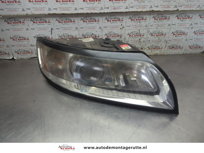 Używane Reflektor prawy Volvo V50 (MW) 1.8 16V Cena € 275,00 Procedura marży oferowane przez Autodemontage M.J. Rutte B.V.