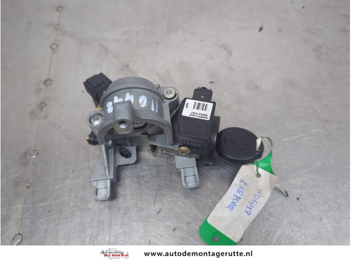 Używane Stacyjka + Kluczyk Smart Forfour (454) 1.3 16V Cena na żądanie oferowane przez Autodemontage M.J. Rutte B.V.