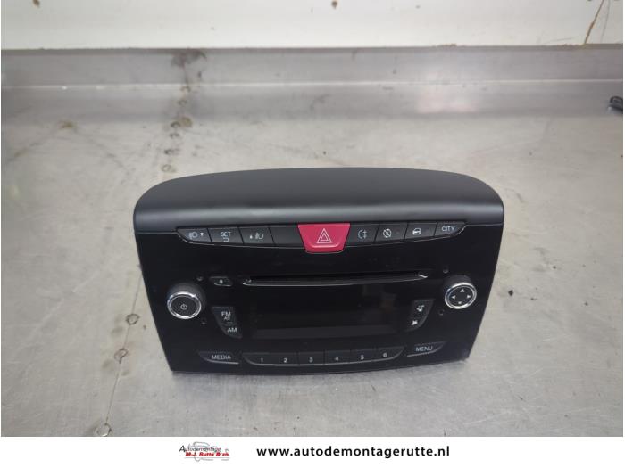 Używane Radio Lancia Ypsilon (312) 0.9 TwinAir 85 Cena na żądanie oferowane przez Autodemontage M.J. Rutte B.V.