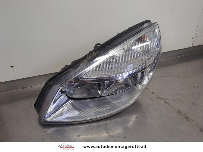 Używane Reflektor lewy Renault Scénic II (JM) 1.6 16V Cena na żądanie oferowane przez Autodemontage M.J. Rutte B.V.