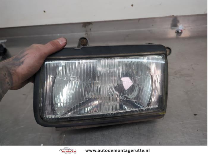 Używane Reflektor lewy Opel Frontera (6B) 3.2 V6 24V Cena na żądanie oferowane przez Autodemontage M.J. Rutte B.V.