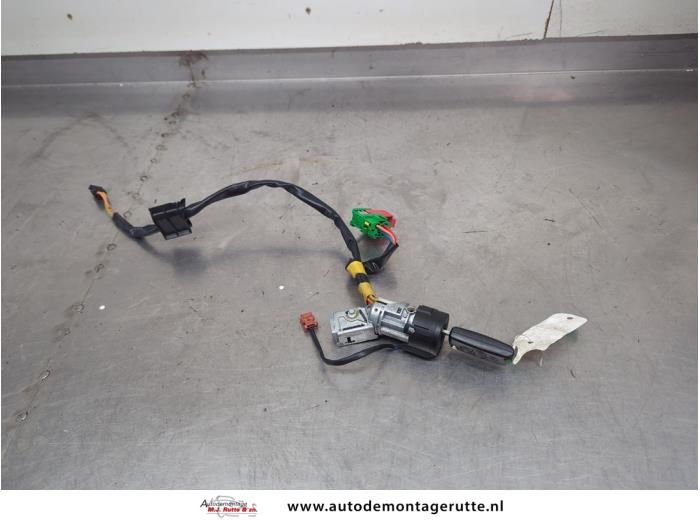 Używane Stacyjka + Kluczyk Peugeot 1007 (KM) 1.4 Cena na żądanie oferowane przez Autodemontage M.J. Rutte B.V.