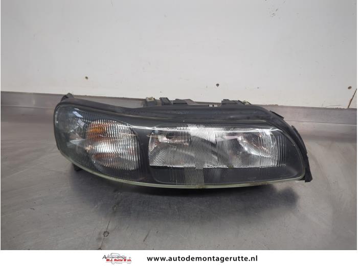 Używane Reflektor prawy Volvo XC70 (SZ) XC70 2.5 T 20V Cena na żądanie oferowane przez Autodemontage M.J. Rutte B.V.