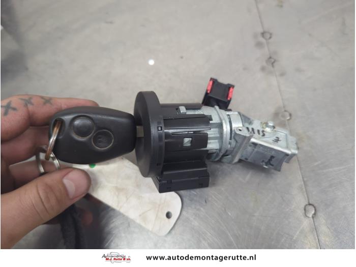 Używane Stacyjka + Kluczyk Renault Twingo II (CN) 1.2 16V Cena na żądanie oferowane przez Autodemontage M.J. Rutte B.V.