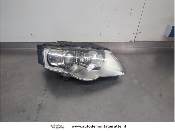 Używane Reflektor prawy Volkswagen Passat Variant (3C5) 2.0 FSI 16V Cena € 350,00 Procedura marży oferowane przez Autodemontage M.J. Rutte B.V.