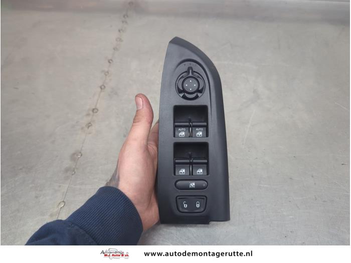 Usados Interruptor combinado de ventanillas Fiat 500X (334) 1.3 FireFly Turbo 150 16V Precio de solicitud ofrecido por Autodemontage M.J. Rutte B.V.