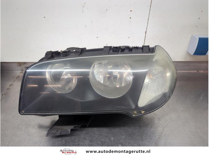 Używane Reflektor lewy BMW X3 (E83) 2.0 16V Cena € 200,00 Procedura marży oferowane przez Autodemontage M.J. Rutte B.V.