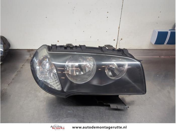 Używane Reflektor prawy BMW X3 (E83) 2.0 16V Cena € 200,00 Procedura marży oferowane przez Autodemontage M.J. Rutte B.V.