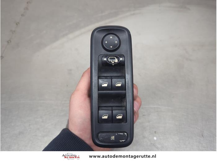 Usados Interruptor combinado de ventanillas Citroen C8 (EA/EB) 2.0 16V Precio de solicitud ofrecido por Autodemontage M.J. Rutte B.V.