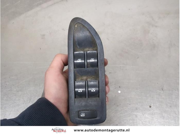 Używane Przelacznik combi okienny Renault Laguna II Grandtour (KG) 1.6 16V Cena na żądanie oferowane przez Autodemontage M.J. Rutte B.V.
