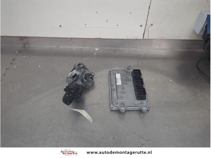 Used Ignition lock + computer Honda Insight (ZE2) 1.3 16V VTEC Price on request offered by Autodemontage M.J. Rutte B.V.
