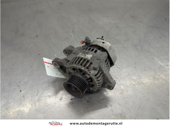 Begagnade Dynamo Daihatsu Sirion 2 (M3) 1.0 12V DVVT Pris på förfrågan erbjuds av Autodemontage M.J. Rutte B.V.