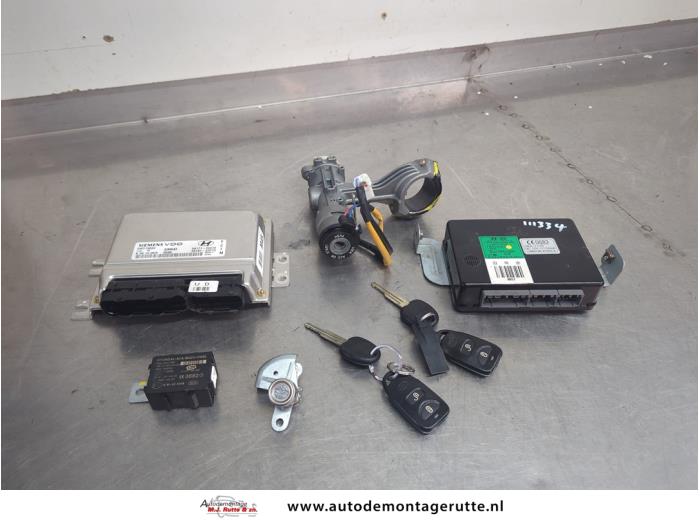 Używane Stacyjka + Kluczyk Hyundai Tucson (JM) 2.0 16V CVVT 4x2 Cena na żądanie oferowane przez Autodemontage M.J. Rutte B.V.