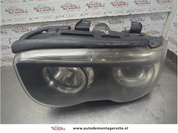 Używane Reflektor lewy BMW 7 serie (E65/E66/E67) 745i,Li 4.4 V8 32V Cena € 250,00 Procedura marży oferowane przez Autodemontage M.J. Rutte B.V.