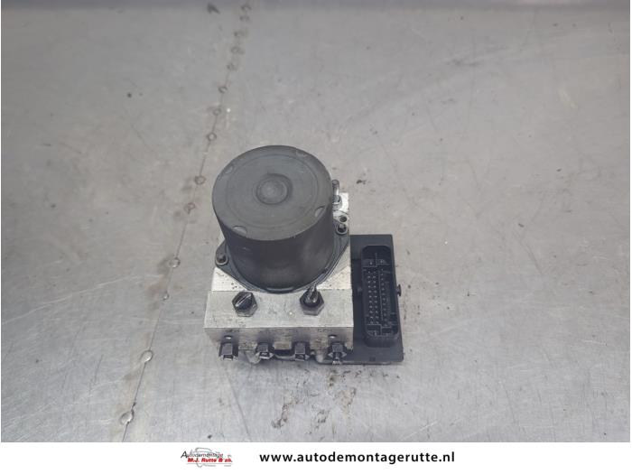 Usagé Pompe ABS Audi A6 Avant (C6) 2.4 V6 24V Prix € 250,00 Règlement à la marge proposé par Autodemontage M.J. Rutte B.V.