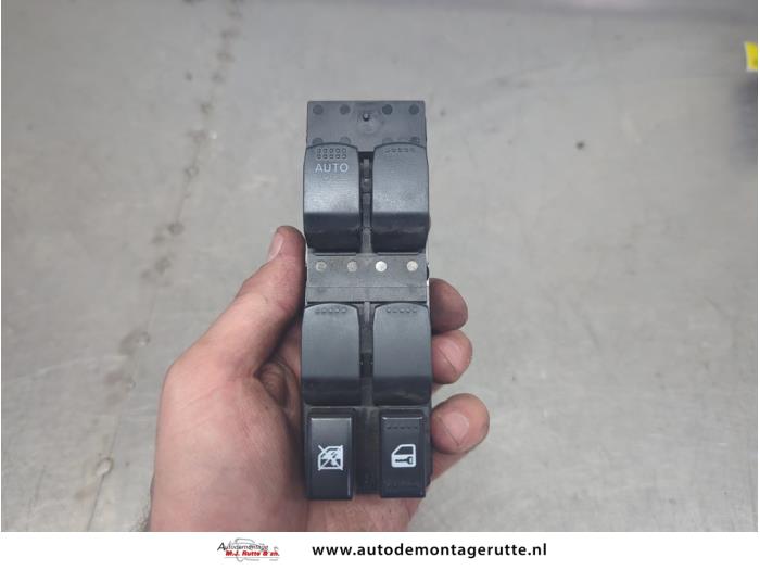 Używane Przelacznik combi okienny Suzuki Swift (ZA/ZC/ZD1/2/3/9) 1.3 VVT 16V Cena na żądanie oferowane przez Autodemontage M.J. Rutte B.V.