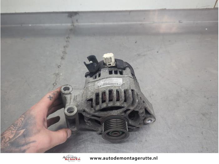 Begagnade Dynamo Ford Focus 2 Wagon 1.6 16V Pris på förfrågan erbjuds av Autodemontage M.J. Rutte B.V.
