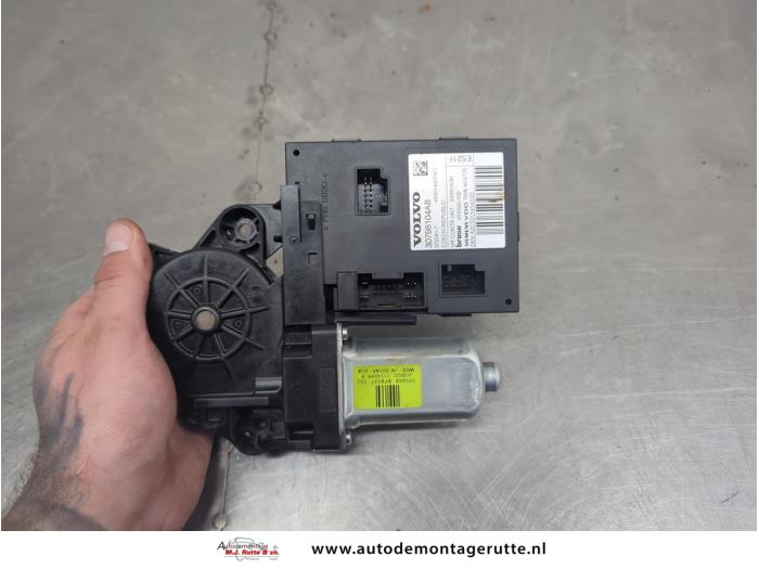 Usados Motor de ventanilla de puerta Volvo V50 (MW) 1.8 16V Precio de solicitud ofrecido por Autodemontage M.J. Rutte B.V.