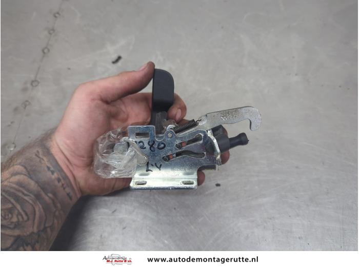 Używane Blokada dachu cabrio Opel Tigra Twin Top 1.4 16V Cena na żądanie oferowane przez Autodemontage M.J. Rutte B.V.