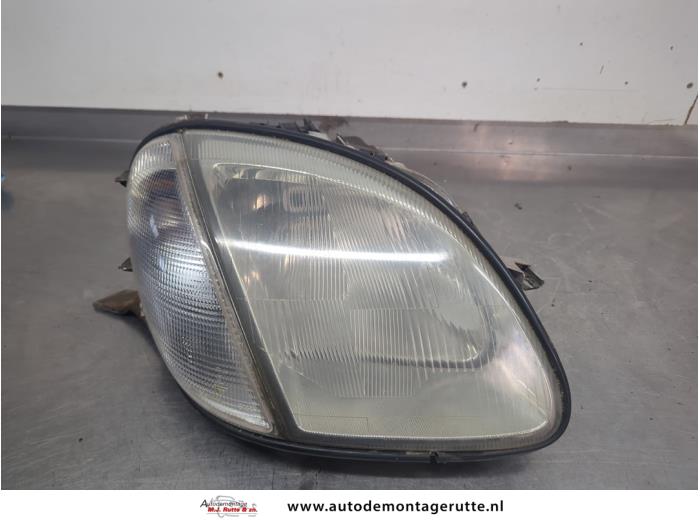 Używane Reflektor prawy Mercedes SLK (R170) 2.0 200 16V Cena na żądanie oferowane przez Autodemontage M.J. Rutte B.V.