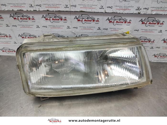 Używane Reflektor prawy Volkswagen Passat (35I) 2.0i CL,GL,GT Cena na żądanie oferowane przez Autodemontage M.J. Rutte B.V.