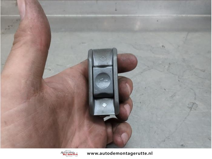 Używane Przelacznik szyberdachu BMW 7 serie (E65/E66/E67) 745i,Li 4.4 V8 32V Cena na żądanie oferowane przez Autodemontage M.J. Rutte B.V.