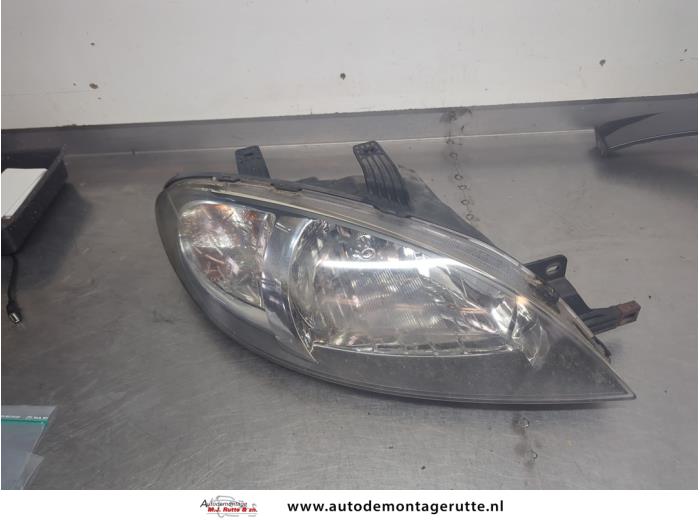 Używane Reflektor prawy Chevrolet Lacetti (KLAN) 1.6 16V Cena na żądanie oferowane przez Autodemontage M.J. Rutte B.V.