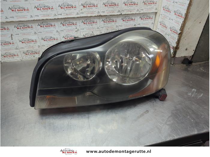 Używane Reflektor lewy Volvo XC90 I 2.9 T6 24V Cena na żądanie oferowane przez Autodemontage M.J. Rutte B.V.