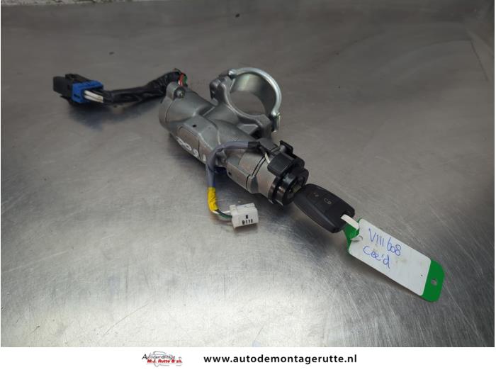 Używane Stacyjka + Kluczyk Kia Cee'd (EDB5) 1.4 CVVT 16V Cena na żądanie oferowane przez Autodemontage M.J. Rutte B.V.