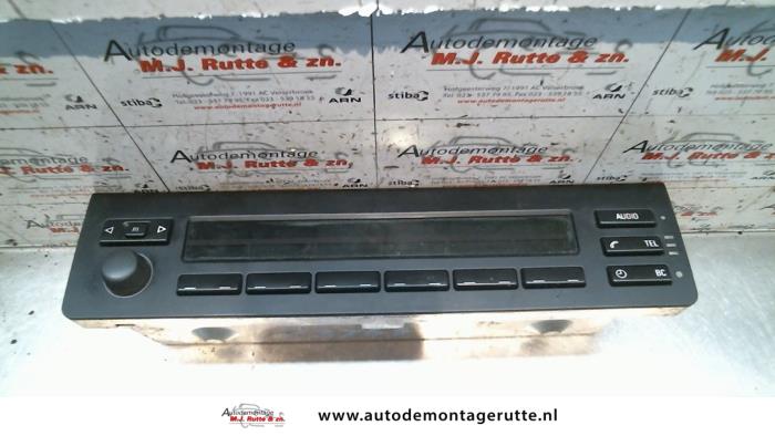 Używane Radio BMW 5 serie Touring (E39) 528i 24V Cena na żądanie oferowane przez Autodemontage M.J. Rutte B.V.