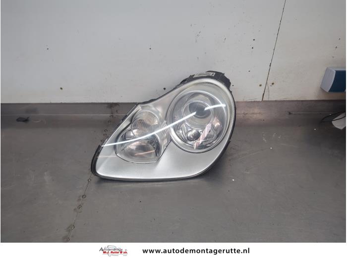 Używane Reflektor lewy Porsche Cayenne (9PA) 3.2 V6 24V Cena € 400,00 Procedura marży oferowane przez Autodemontage M.J. Rutte B.V.