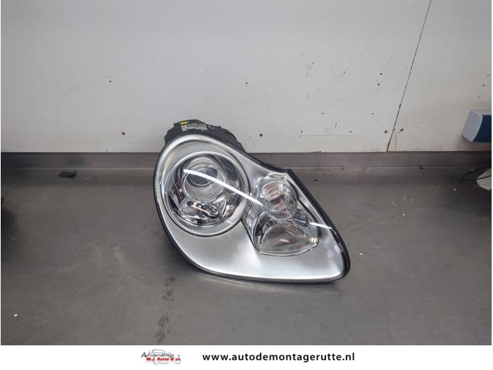Używane Reflektor prawy Porsche Cayenne (9PA) 3.2 V6 24V Cena € 400,00 Procedura marży oferowane przez Autodemontage M.J. Rutte B.V.