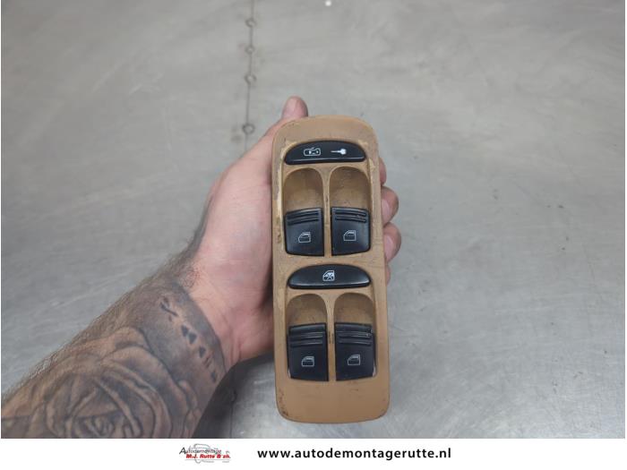 Usados Interruptor combinado de ventanillas Porsche Cayenne (9PA) 3.2 V6 24V Precio de solicitud ofrecido por Autodemontage M.J. Rutte B.V.