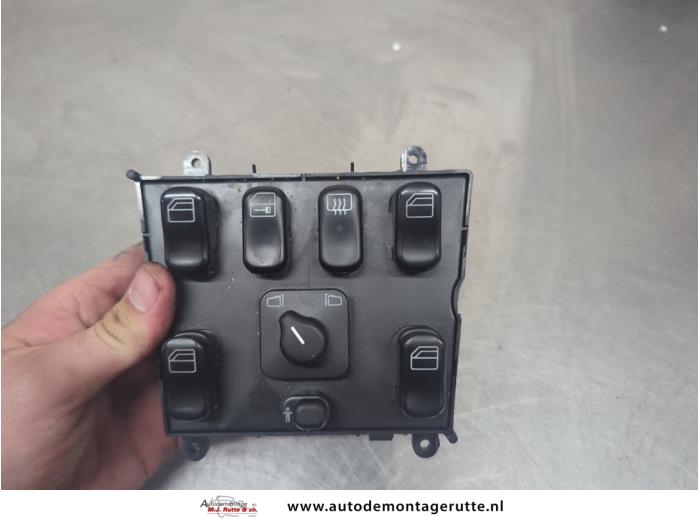 Używane Przelacznik combi okienny Mercedes ML I (163) 320 3.2 V6 18V Autom. Cena na żądanie oferowane przez Autodemontage M.J. Rutte B.V.